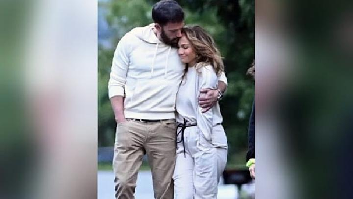 Jennifer Lopez Resmi Umumkan Hubungannya dengan Ben Affleck di Instagram