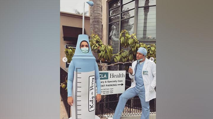 Kostum Halloween Katy Perry dan Orlando Bloom Bertema Vaksin Covid-19